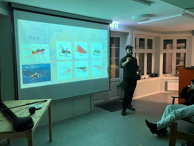 Ungdommene fulgte spent med mens Ahed underviste i fluefiske. Foto: Tom Evensen