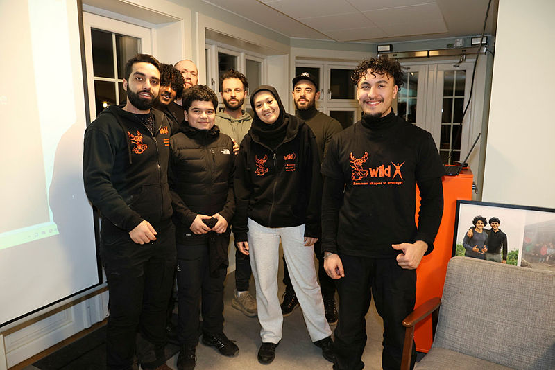 NYTT PROSJEKT: Amir Ranjbar, daglig leder i Wild X (lengst til venstre), og gjengen fra Wild X ser fram til en vår og sommer fylt med fluefiske. Foto: Tom Evensen.