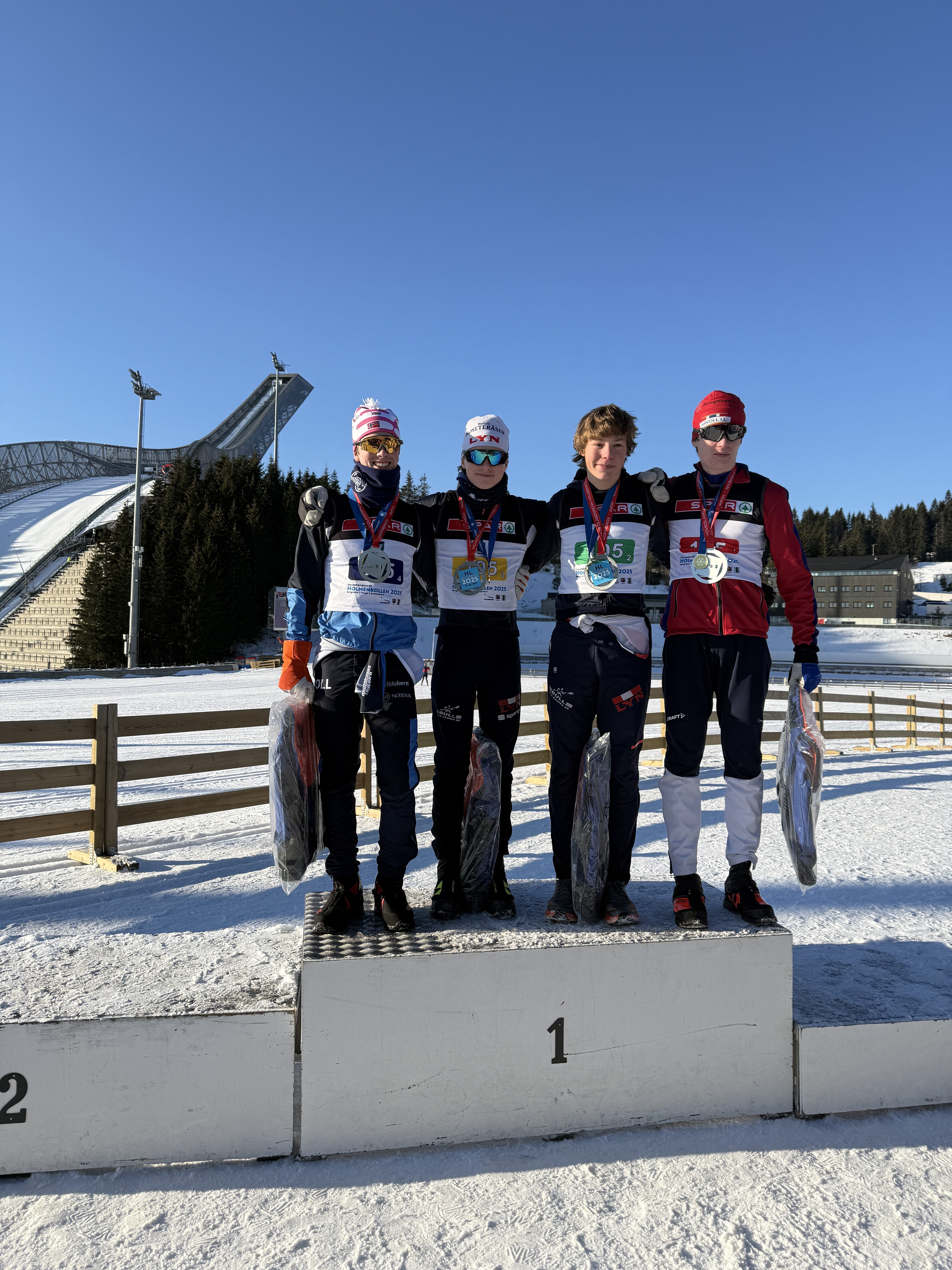 VINNERE: Oslos 1. lag på toppen av pallen etter stafetten. Fra venstre: Rafi Leonel Rytter (Lyn), Oliver Wadahl Sweetman (Lyn), Christian Berge Gjellestad (Koll) og Iver Fjeld Bjonviken (Årvoll IL).
