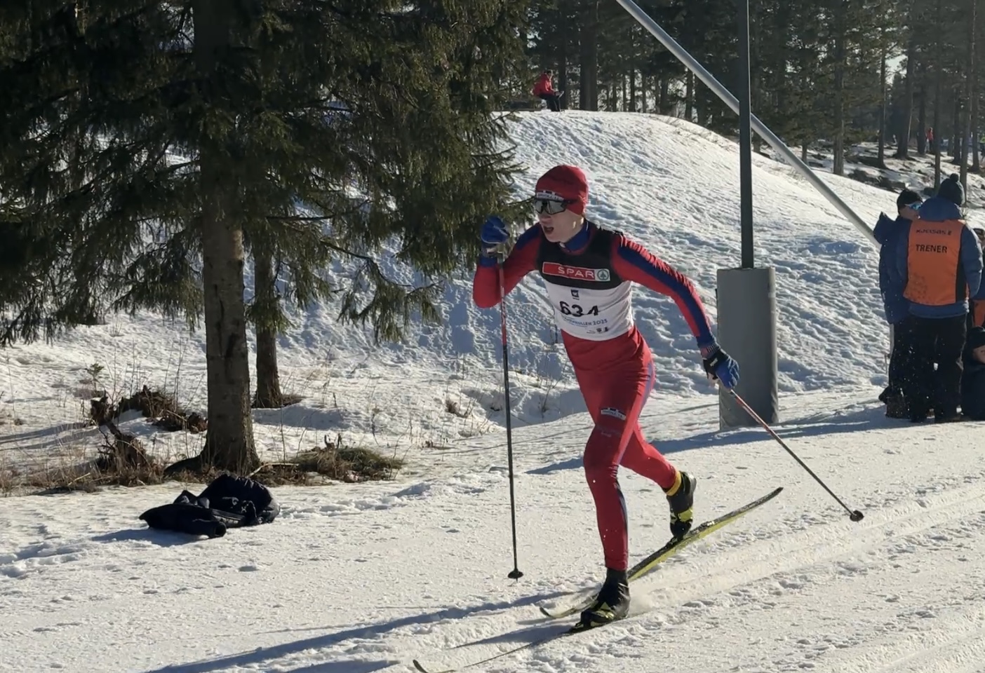 SØLV: Iver Fjeld Bjonviken fra Årvoll IL i aksjon under fredagens 7,5 km klassisk i Holmenkollen. Han gikk et sterkt løp og sikret sølvmedaljen.