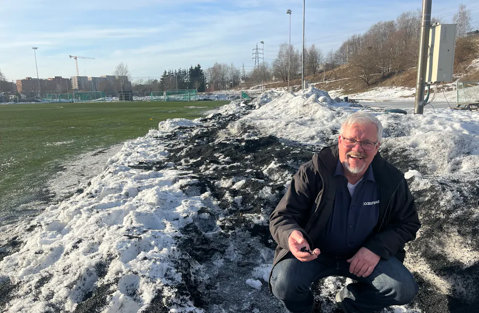 STØVSUGER BANER: Her er Rune Berntsen fra Miljøstiftelsen Elv og Hav, omkranset av gummigranulat på Hasle-Lørens kunstgressbane – med et godt synlig forurensningsproblem i snøen. Elv og Hav samarbeider med firmaet SpillTec, som støvsuger gummigranulat fra kunstgressbaner.