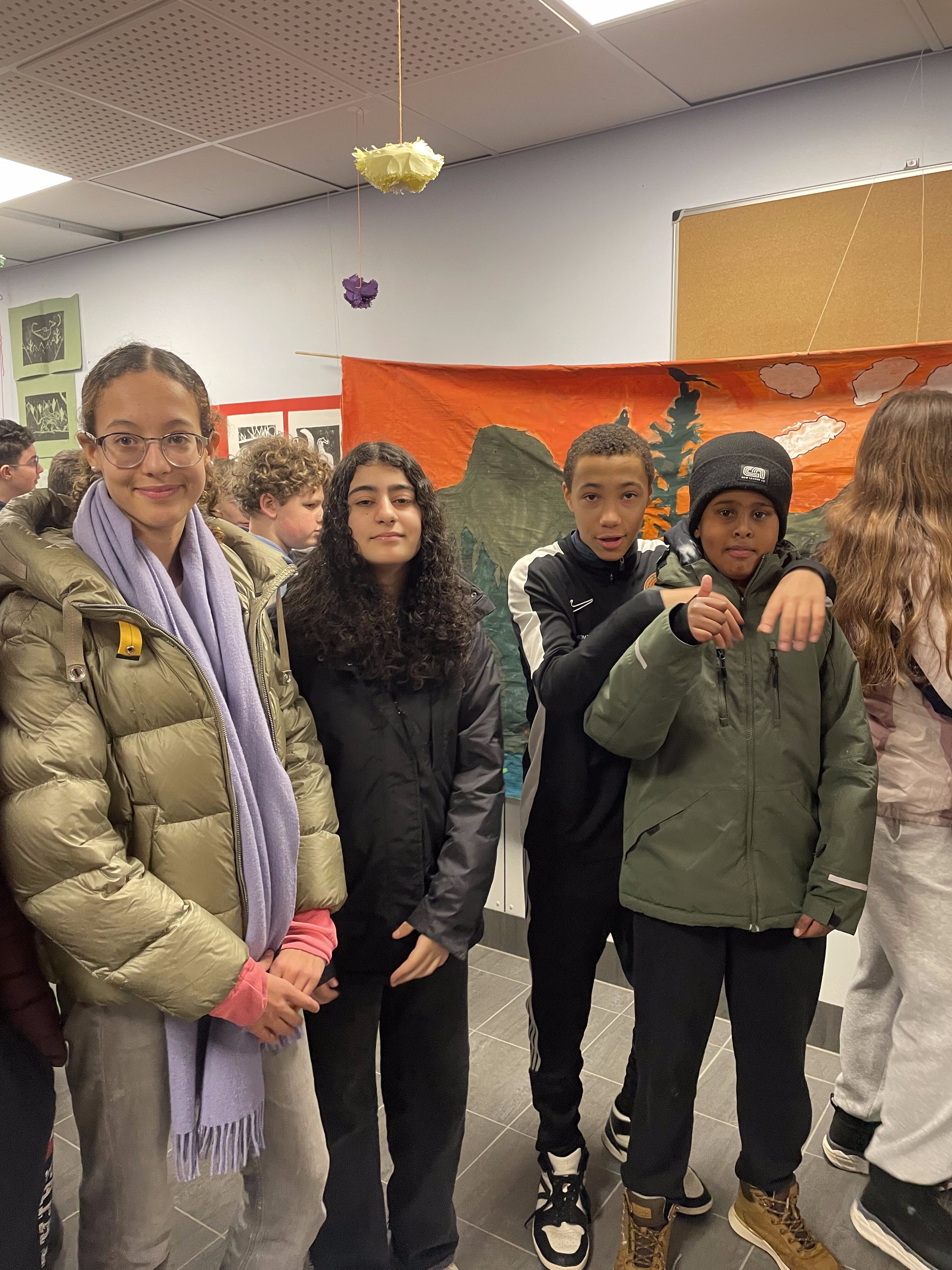 Fere inspirerte elever hadde funnet veien utstillingen. Foto: Tanja Olsen 