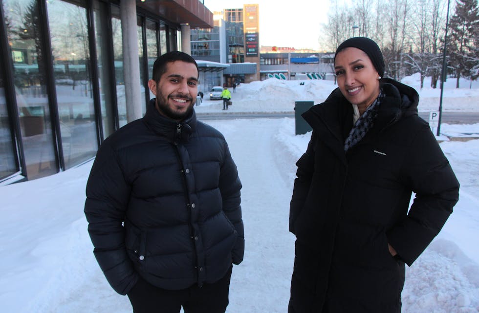 Det blir liv på Deichman Furuset i ferien. Her med fagleder barn og ungdom på Deichman Furuset, Mohamed Zayiadi, og daglig leder Sahra Jaber.