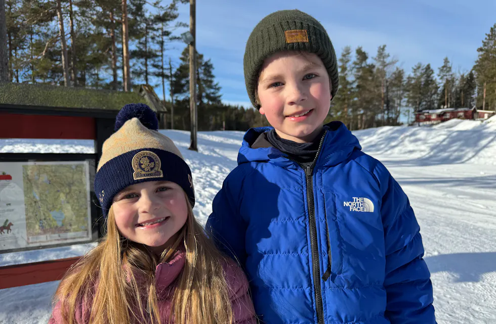 AKING I HOPPBAKKEN:
Selma og Gerog ga ternikast seks til unnarennet i hoppbakken på Linderudkollen som akebakke.