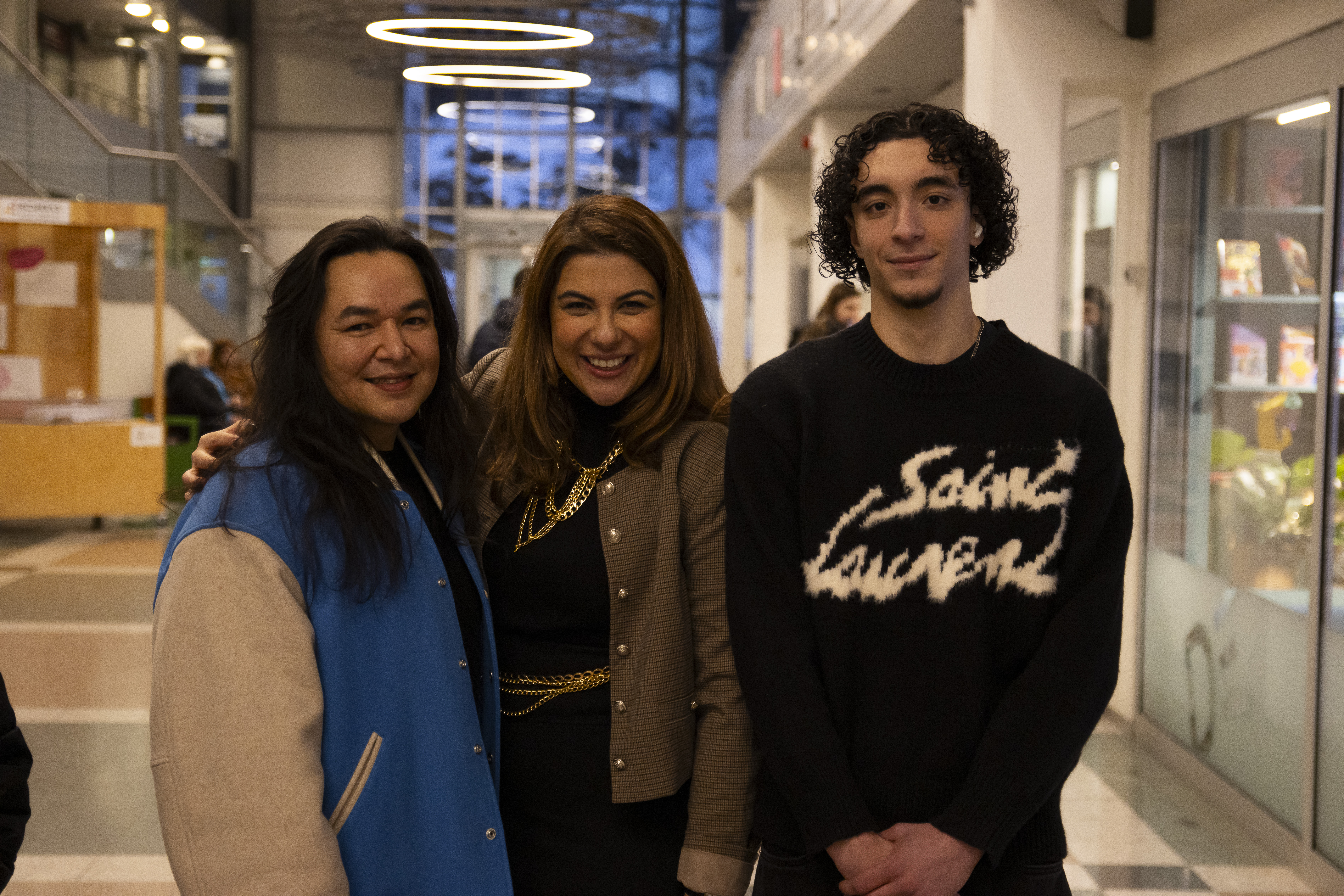 Nesteren Hasani meddeler sammen med Sofian som er del av kunstrådet:– Dette har vi jobbet lenge med å lage.
Foto: Mirwais Moquim/Innholdshuset