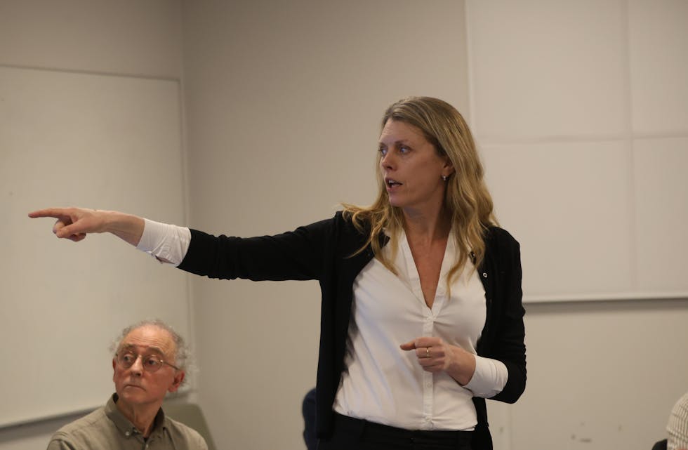 PEKTE PÅ UTFORDRINGENE: Gro Sandkjær Hanssen hadde forskerperspektivet på boligbygging i Groruddalen - og Oslo. Bak ser vi Bjørn Engstrøm.