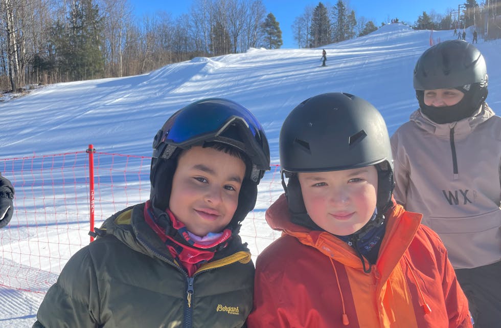 GODE VENNER HJELPER HVERANDRE: Adam (t.v) og John har vært i Jerikobakken så mye de har kunnet siden vinterferien begynte sist fredag. Adam sto for første gang på alpint samme dag, og har fått hjelp av Jon i opplæringsfasen.
