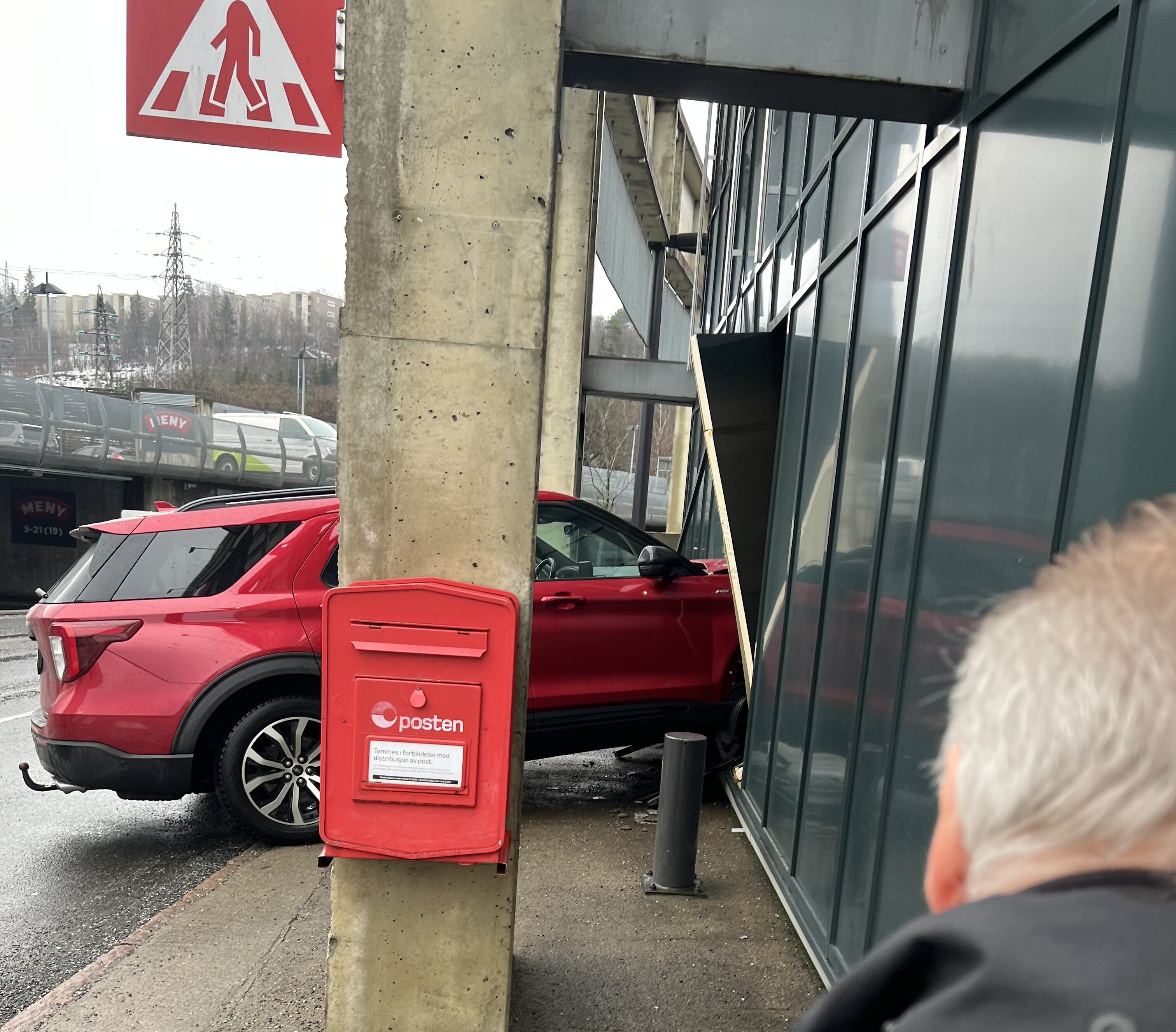 Bilen hadde plantet seg godt inn i butikkens lager.