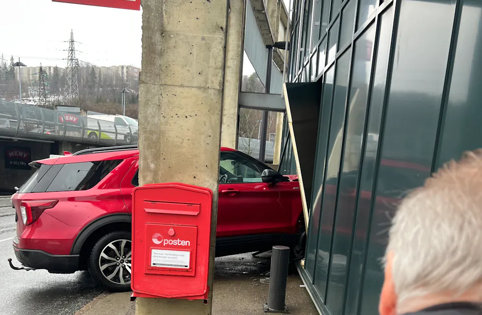 Bilen hadde plantet seg godt inn i butikkens lager.