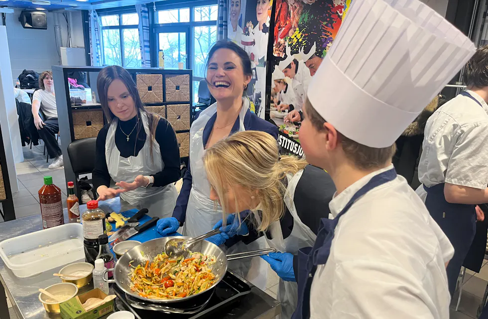 WOKKER: Her lager BU-leder i Alna, Mari Morken (f.v), kunnskapsminister Kari Nessa Nordtun og grunnlegger av Yrkesfagmessen, Tone Haraldsen, wok med instruksjoner fra «kokkene» fra Etterstad videregående.