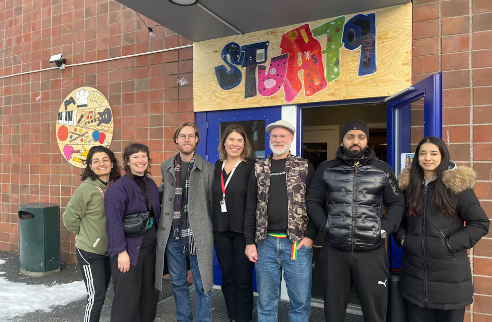 FEIRET: Sherry Hakim (Stua 79 ungdom, Bydel Stovner) (f.v.), Thor Elbrønd (Byantropologene), Katja Bratseth (Byantropologene), Thale (Redd Barna), Dominic (Redd Barna) og forumledere Hamza Riaz og Nour Romman fra Redd Barna feiret fritidsklubbens åpning av mer fargerike og innbydende uteområder.