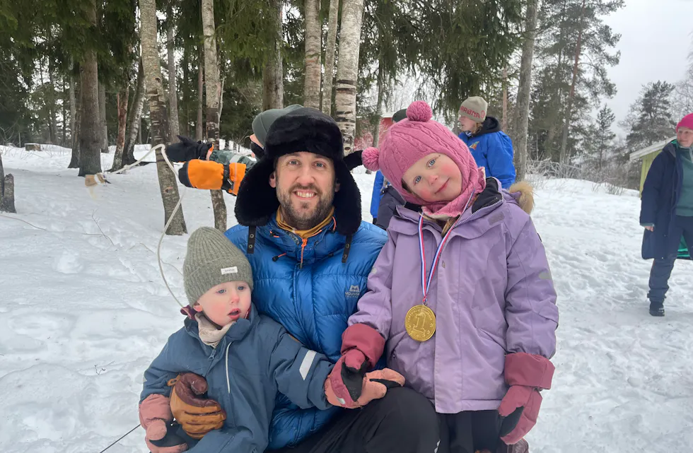 FORNØYDE DELTAKERE: Lars og barna Bonnie (5) og Max (3) koste seg med utendørsaktiviteter – og Bonnie kunne stolt vise fram sin medalje etter en aktiv dag.