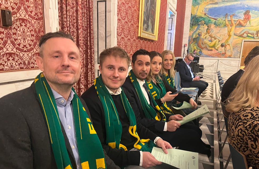 ELLINGSRUDGJENGEN: Her sitter styreleder Hans Qvortrup (f.v), avtroppende daglig leder Elliot Dean Wood, rekrutteringsansvarlig Younes Yildrim, Nisa Karaca fra Ungdom i arbeid og hovedstyremedlem Linda Fostervoll.