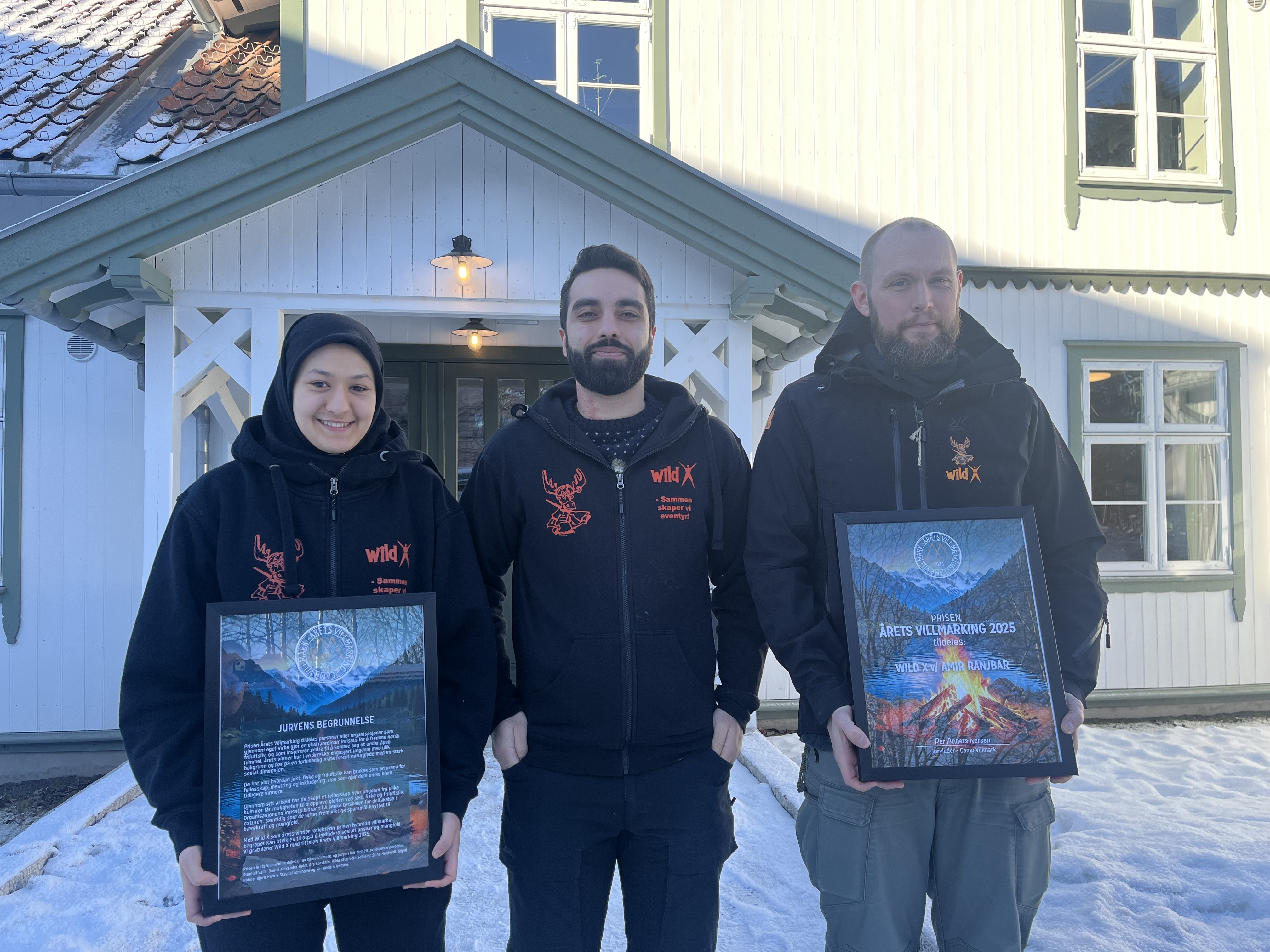 Amir (i midten) sammen med aktivitetsleder Erik Jor Gromstad (t.h.) og lærling Eslem Tüfekci foran lokalene deres i Høybråtenveien. Her holdes det faste samlinger hver tirsdag og onsdag.