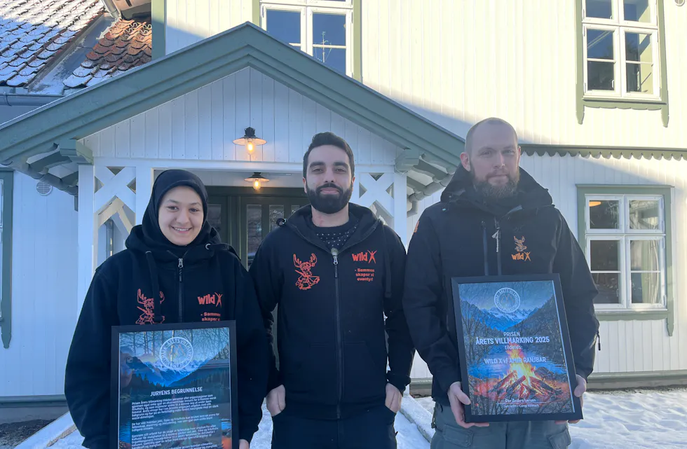 Amir (i midten) sammen med aktivitetsleder Erik Jor Gromstad (t.h.) og lærling Eslem Tüfekci foran lokalene deres i Høybråtenveien. Her holdes det faste samlinger hver tirsdag og onsdag.