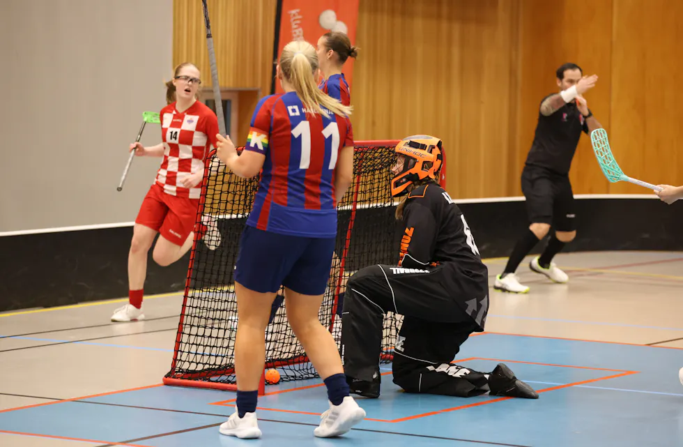 DRAMATISK: Monolitten gikk seirende av parketten i Rommenhallen etter en dramatisk straffeseier. Hjemmelaget måtte se seieren glippe i siste sekund. Foto: Tom Evensen
