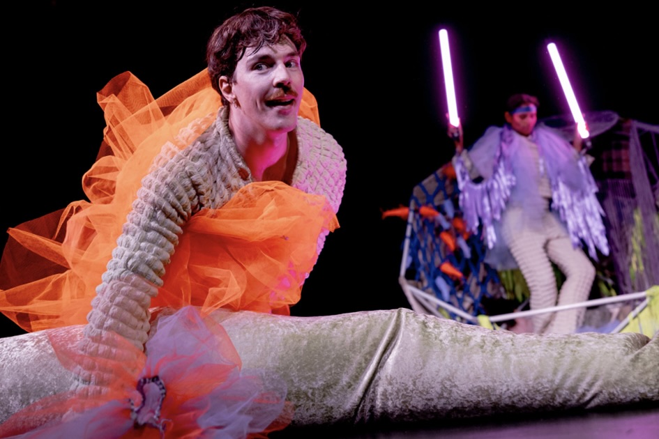 «Jeg er!» er en leken og fargerik forestilling som inviterer barn til å utforske identitet og fantasi gjennom lek og bevegelse. Foto: Tale Hendnes