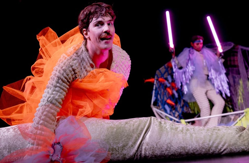 «Jeg er!» er en leken og fargerik forestilling som inviterer barn til å utforske identitet og fantasi gjennom lek og bevegelse. Foto: Tale Hendnes