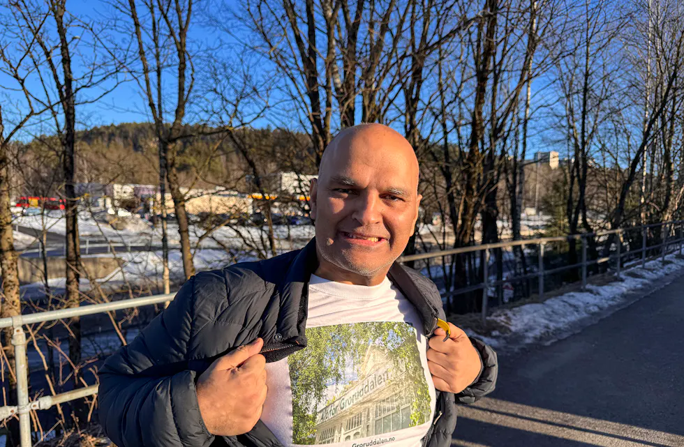 Rashid Nawaz er leder av Stovner bydelsutvalg. T-skjorta med påskriften «Alt for Groruddalen» er blant favorittene.