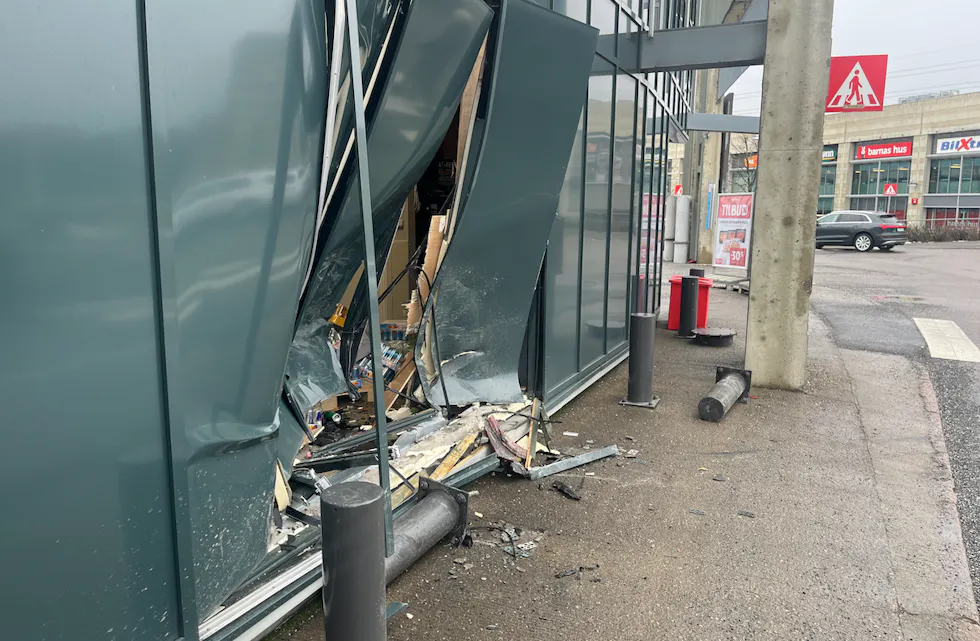 Både førerens helse og butikkens funksjonalitet skal ha klart seg fint etter hendelsen.