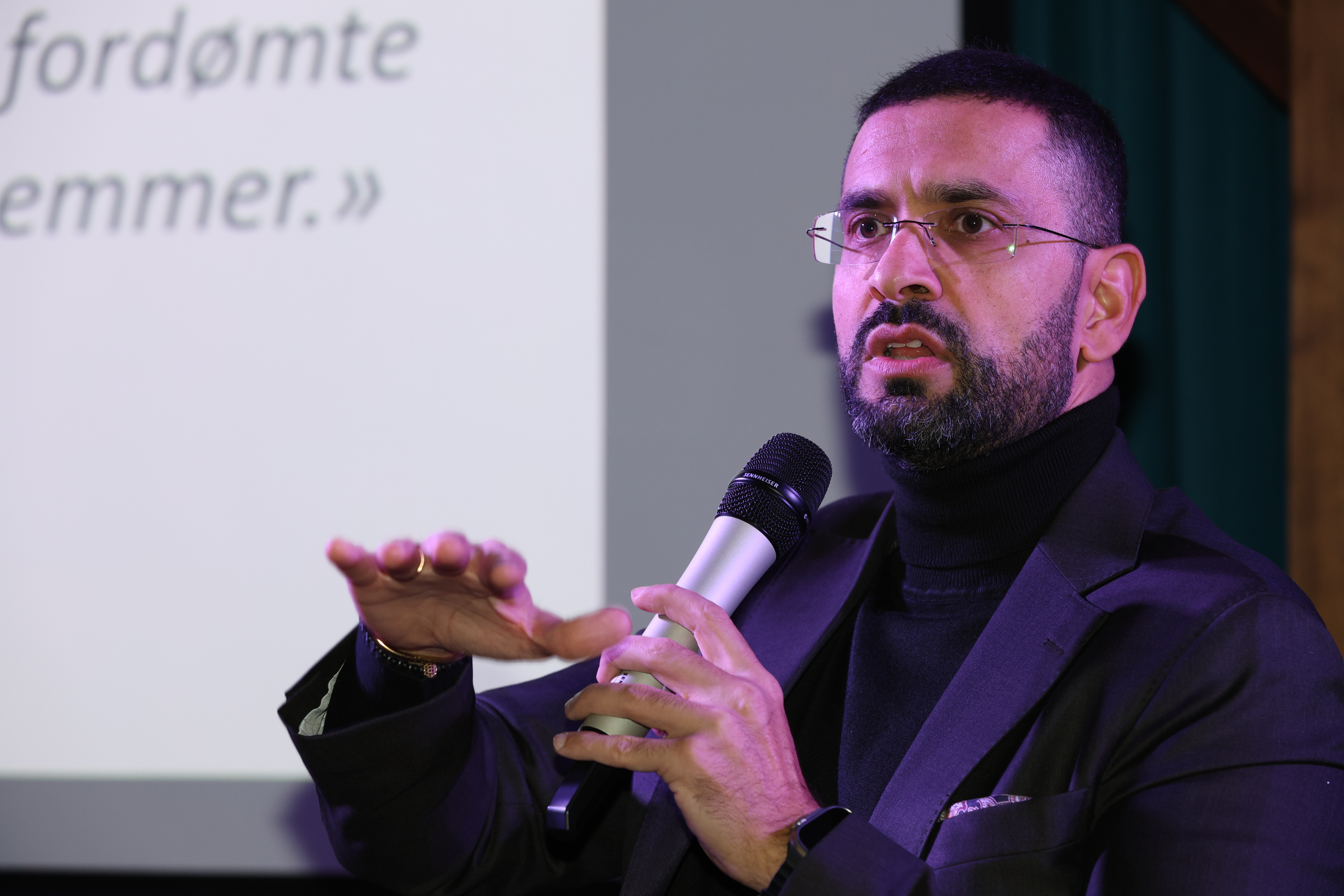 FULLT HUS: Rommet var fullt av mennesker som var nysgjerrig på Yama Wolasmal sin nye bok, «Det jeg så».