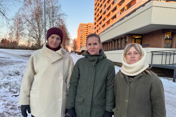 TVEITA: En gruppe beboere har startet et innbyggerinitiativ der målet et at kommunen etablerer en ny Deichman-filial på Tveita. I bakgrunnen Tveita borettslag der den gamle filialen lå fram til stengingen på 80-tallet. Her med Signe Dahl Lakså (f.v), Kjersti Kanestrøm Lie og Cecilie Breivik Hansen.