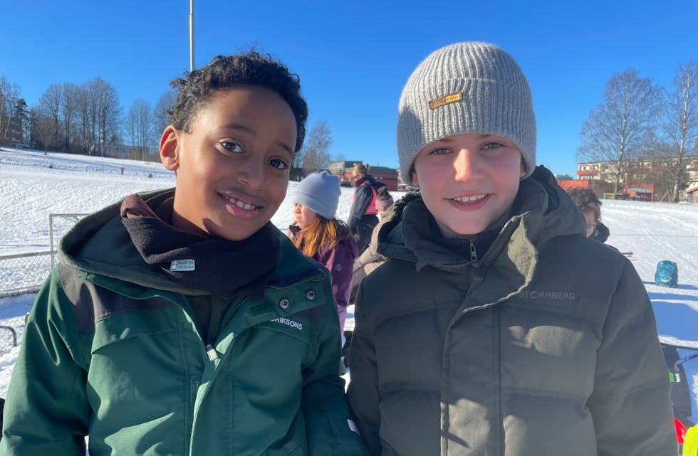 Noah (T.v) og Omar går på Skjønnhaug skole, som ligger rett ved Jerikobakken. De brukte hele formiddagen på å ake, drikke kakao og spise pølser.