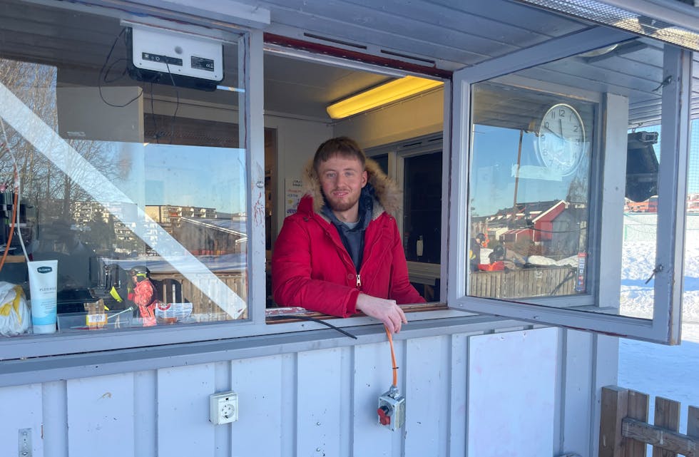 VAKTSJEF: Det gleder Noah Taihaugen Kjørstad, vaktsjefen for ungdommen som jobber der, at så mange barn utnytter tilbudet i Jerikobakken