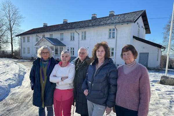 SAVNER FORUTSIGBARHET: Frivilligheten og brukere på Tveten gård vil ha tettere bånd mellom dem og en som kan ha hovedansvaret på gården. En midlertidig løsning er at ansatte på Tveitaklubben skal holde liv i gården, det tror ikke strikkedamene vil fungere. Her med Reidun Stubhaug, Anne Kaarød, Ruth Wilhelmsen, Jeanette Bestle og Ranveig Solvang.