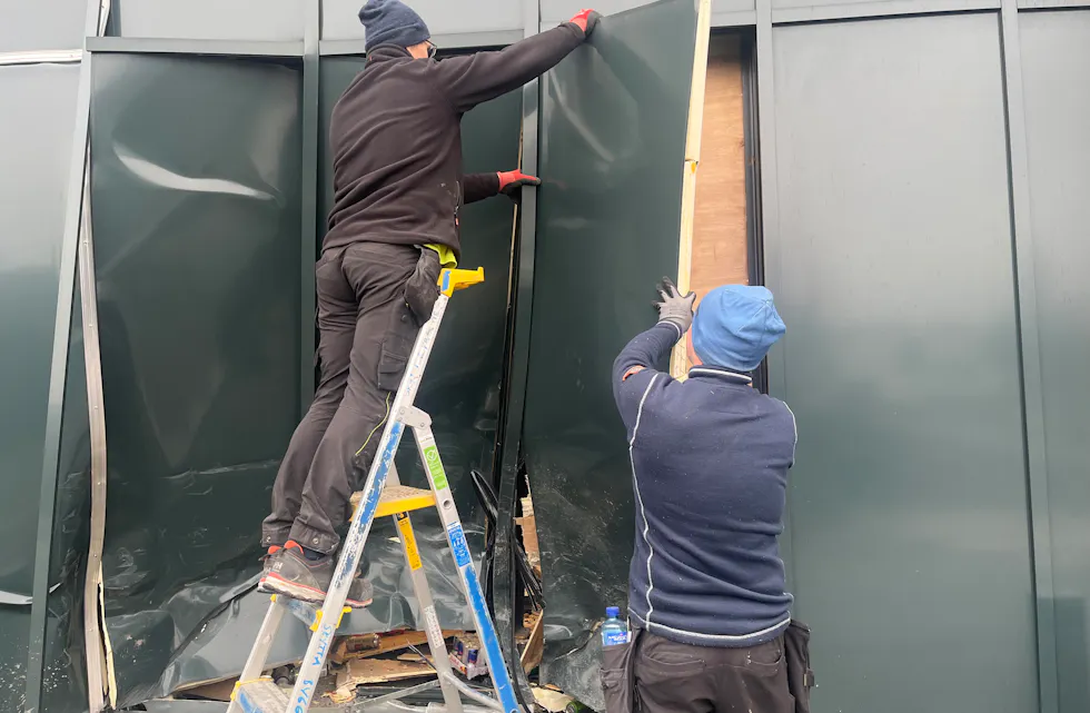 Kort tid etterpå var håndverkere på plass for å fikse veggen.