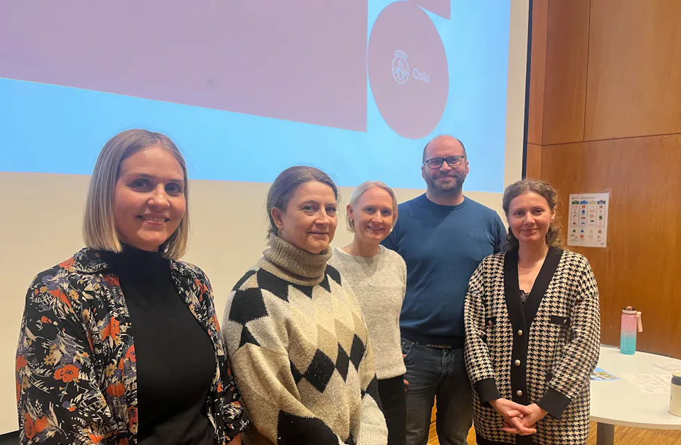 Prosjektleder Eline Reitan Knudsen (f.v), byplanlegger Henning Larsen, kommunikasjonsrådgiver Solveig Stiberg Pettersen og prosjektleder Anette Sørli Karlsnes i Eiendoms- og byfornyelsesetaten, Design lead plan Per Atle Tangen, arealplanlegger i Henning Larsen og seksjonsleder Alexandra Sandulescu i Eiendoms- og byfornyelsesetaten.