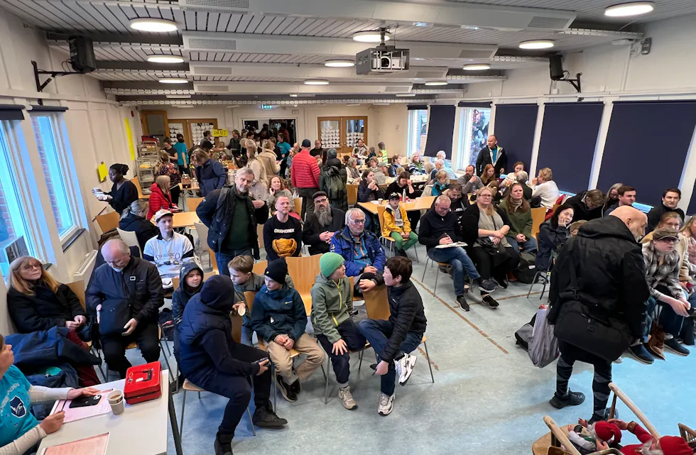 TRAVELT: Det var fullt i salen før auksjonsstart. (Foto: Tom Evensen).