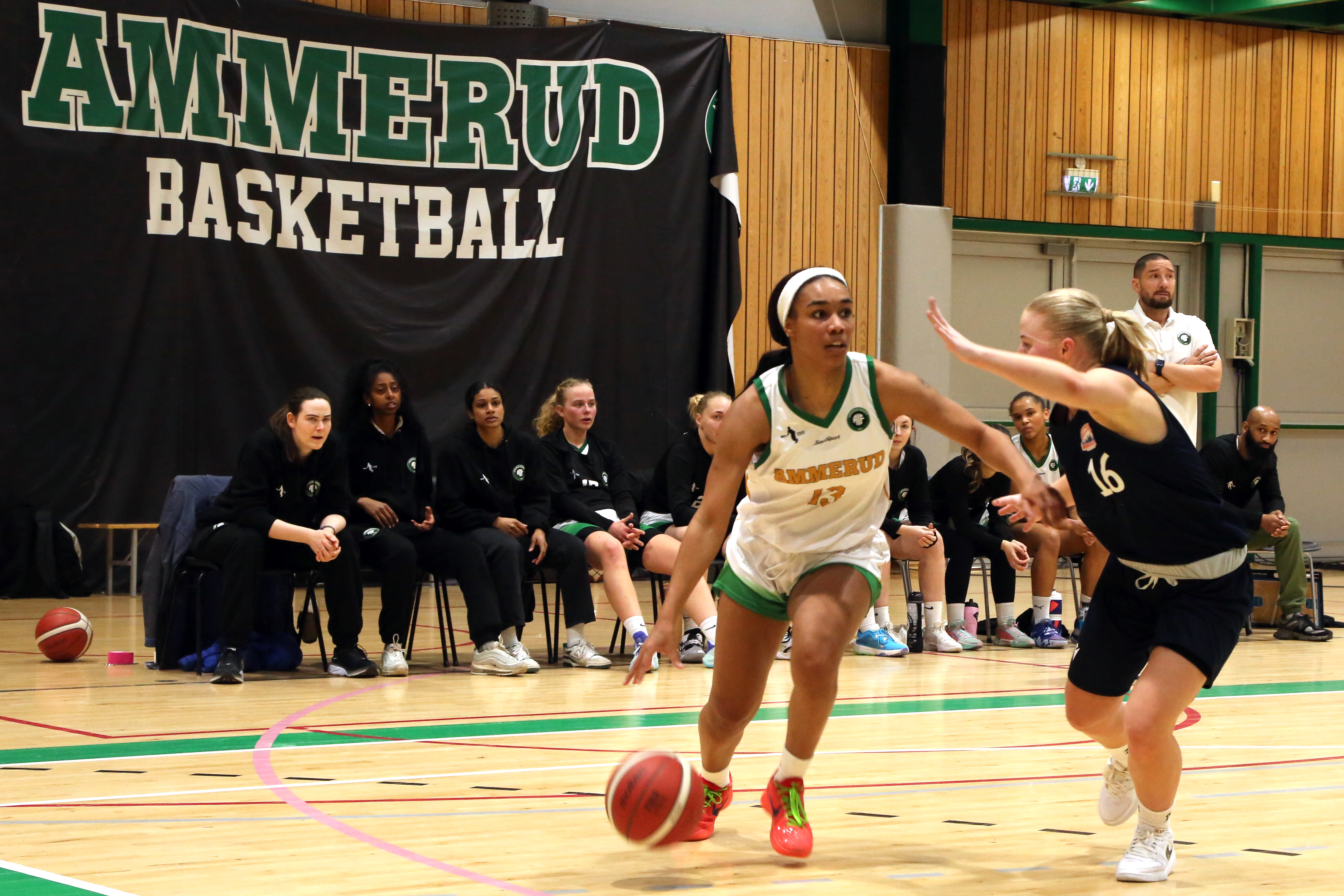 Reagan Bradley og Ammerud sikret seieren over tabelljumboen Bergen Elite, men kan ikke klatre høyere på tabellen før sluttspillet. Her med lagets mest fremtredende spiller, Reagan Bradley, i aksjon. Foto: Rolf E. Wulff.