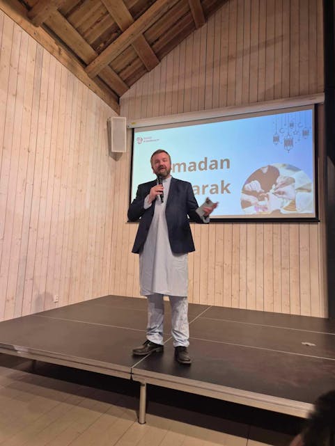 ØNSKET VELKOMMEN: Anders Røberg-Larsen (Ap) fikk til og med låne et passende antrekk for anledningen da han på vegne av Grorud Arbeiderparti ønsket velkommen til iftar-markering på Bånkall gård onsdag.