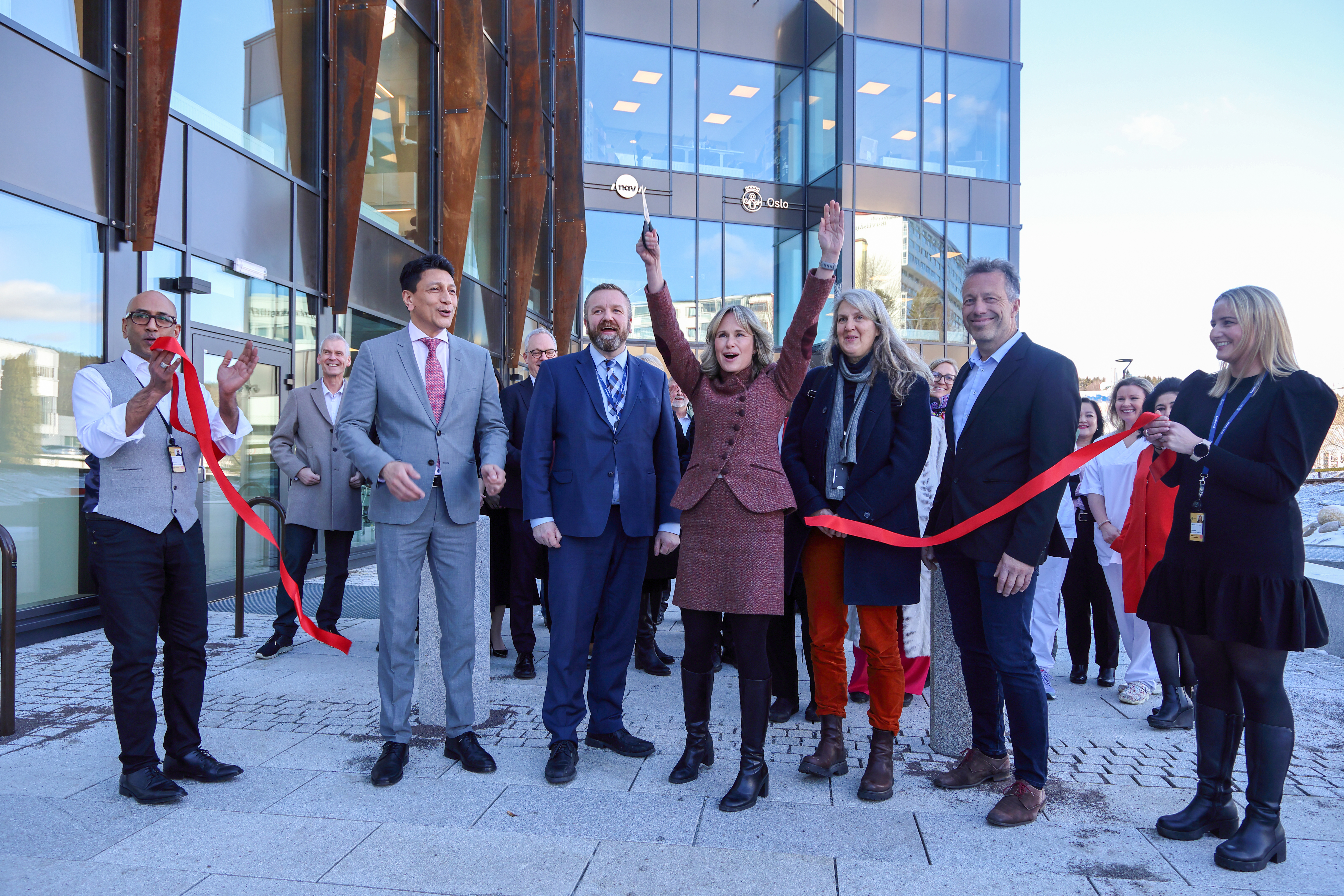 SNORA ER KLIPPET: Endelig er bydelshuset offisielt åpnet, etter at ordføreren har klippet snora. Foran med bydelsdirektør Ayub Tughra (f.v.), bydelsutvalgets leder Anders Røberg-Larsen (Ap), ordfører Anne Lindboe (H), Helena Rønkvist fra arkitektfirmaet Sweco og Tom Erik Roll-Olsen fra Lerka.