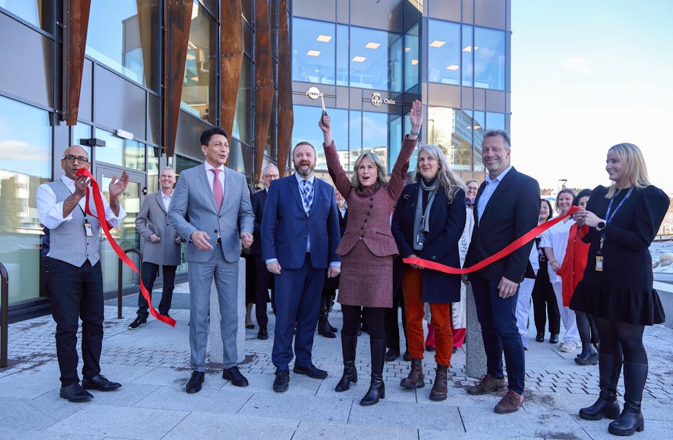 SNORA ER KLIPPET: Endelig er bydelshuset offisielt åpnet, etter at ordføreren har klippet snora. Foran med bydelsdirektør Ayub Tughra (f.v.), bydelsutvalgets leder Anders Røberg-Larsen (Ap), ordfører Anne Lindboe (H), Helena Rønkvist fra arkitektfirmaet Sweco og Tom Erik Roll-Olsen fra Lerka.