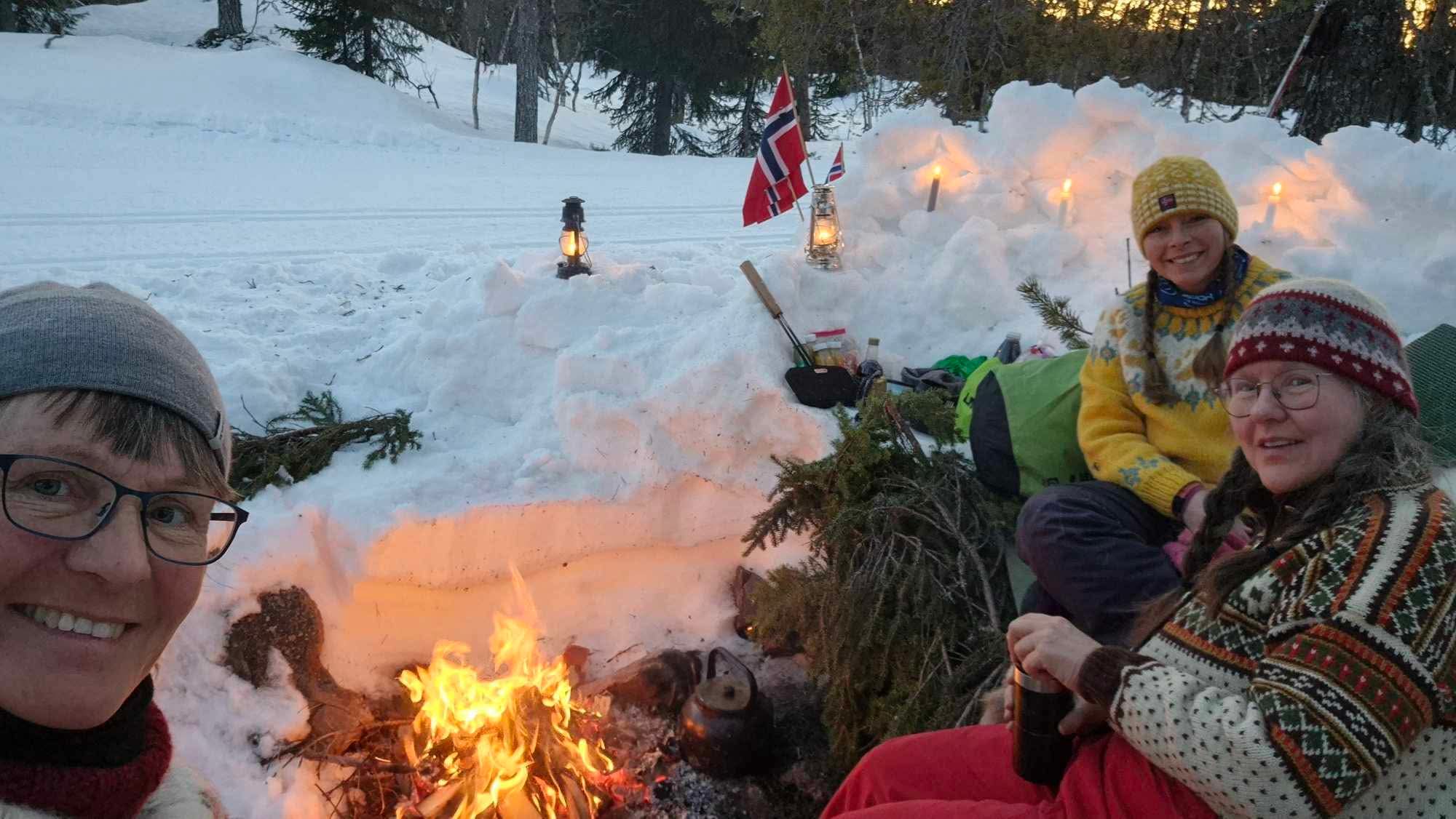 Damene som overnatta ute langs løypa. Fra venstre Cathrine, Line og Torill.