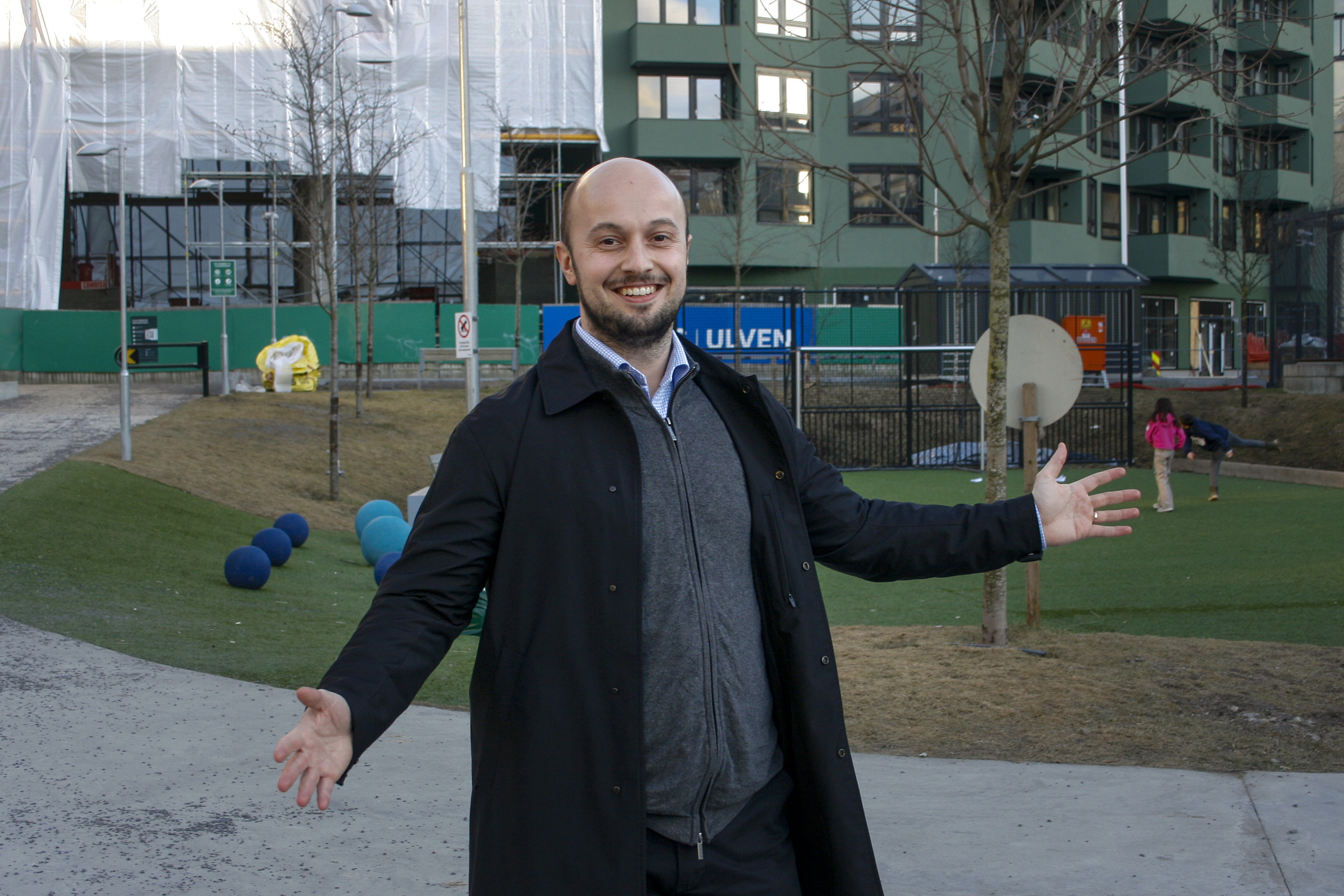 BYGGER STEDSIDENTITET: David Aas Correia sitter i styret til Ulven velforening. Deres mål er å bygge en felles «Ulven-identitet». Her ved fotballbanen, som har blitt en møteplass for naboene i samtlige borettslag.