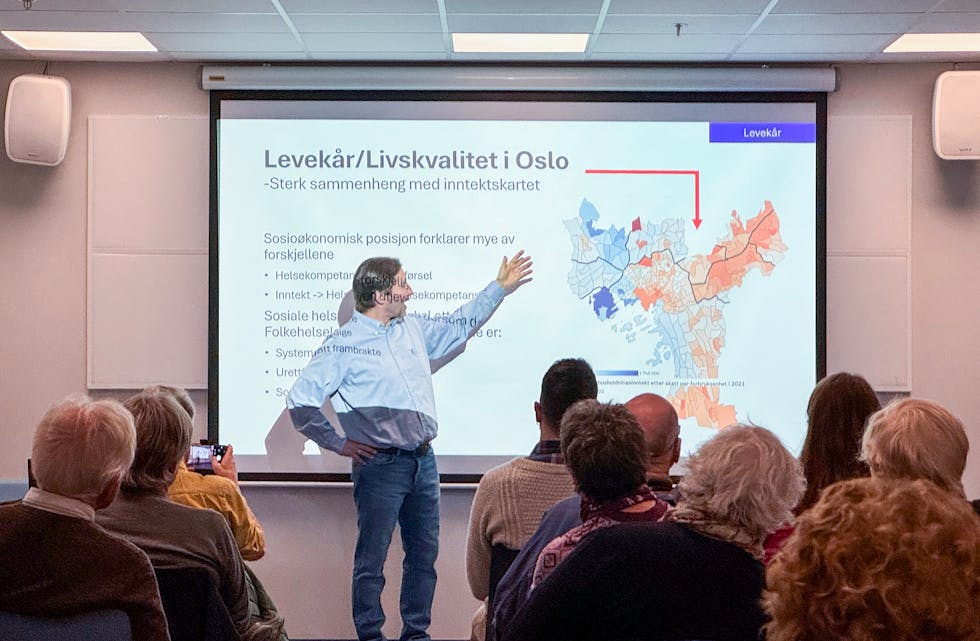Groruddalen Miljøforum og Ivar A.Johnsen fremla rapporten som tar for seg helseforskjellene mellom Groruddalen og Oslo ytre vest under et møte i Grorud flerbrukshus på tirsdag.