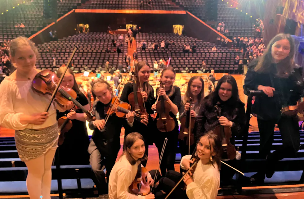 FIOLINISTENE: Fra venstre: Tünde, Hanne Marie, Birk, Anna, Iris, Øyunn, Vilje og Pauline. Sittende foran: Agnes og Ellinor. Alle fjerde- femte- og sjetteklassinger ved Rødtvet og Ammerud skoler.