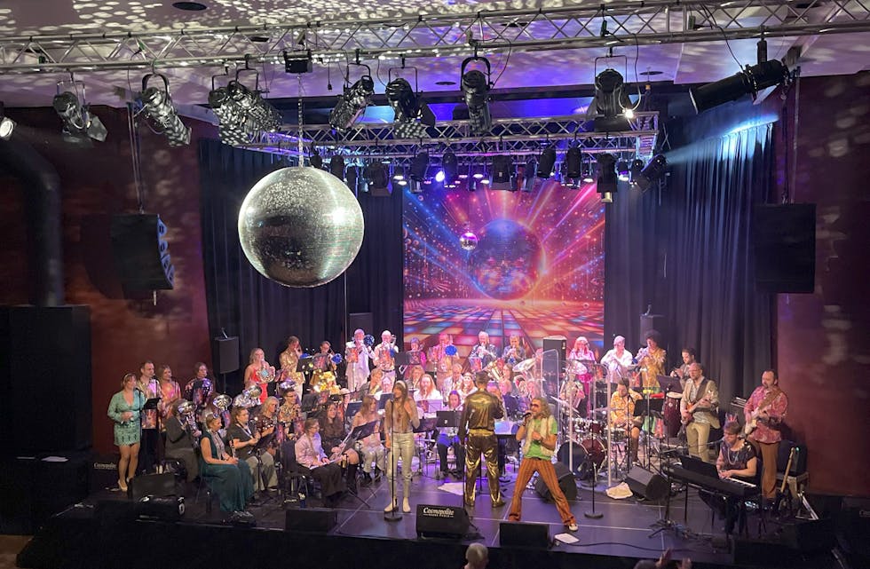 «Disco Fever» tar publikum tilbake til discokulens glansdager. Foto: Ina Lemoen
