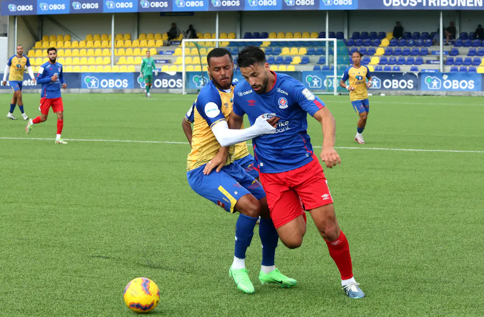 Her er Willian Pozo-Venta i gult i aksjon mot Lørenskog i fjor. Foto: Rolf E. Wulff