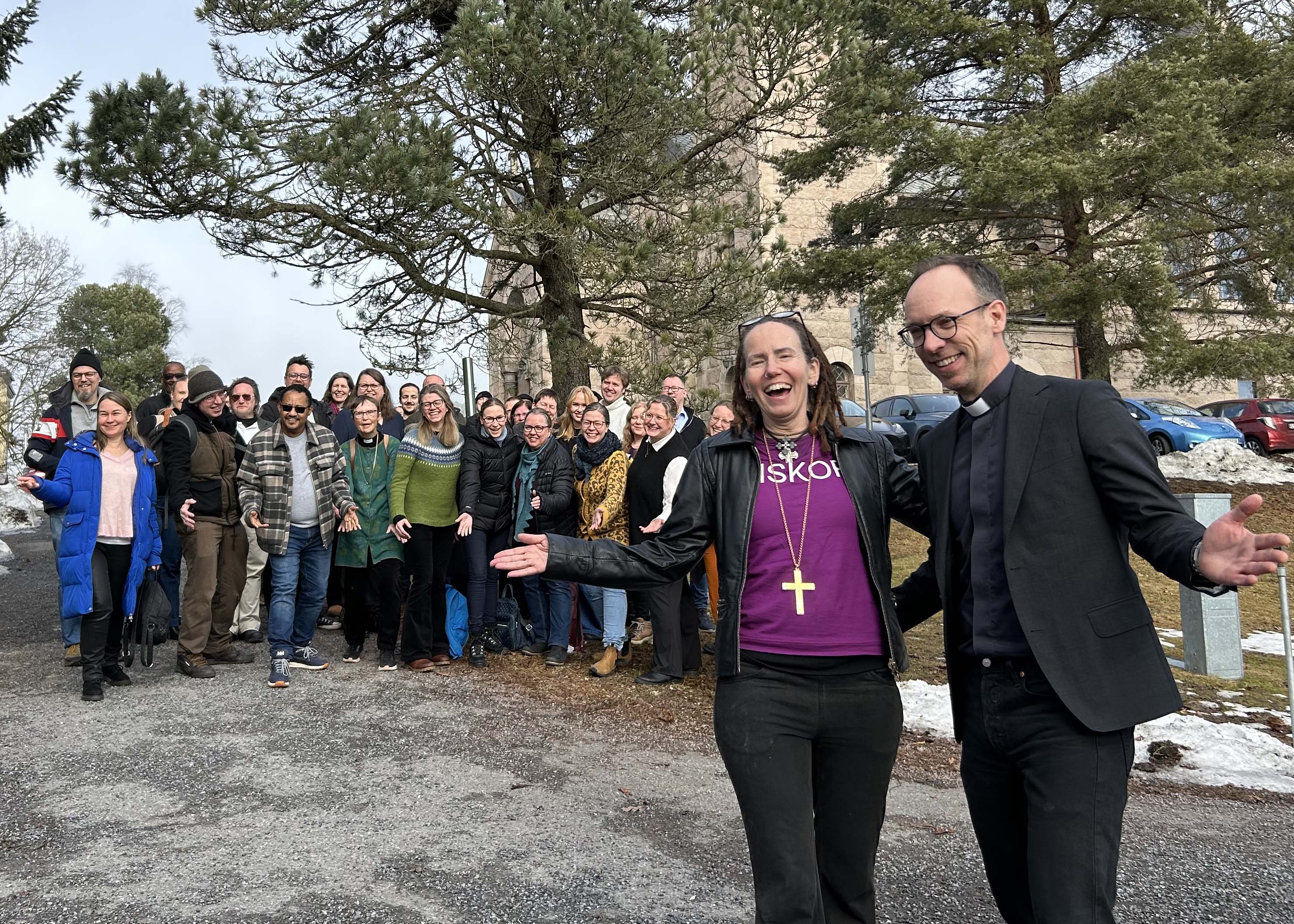 Representanter fra alle menighetene i Groruddalen prosti samlet foran katedralen - Grorud kirke. En oppstilling sammen for stedets lokalavis - biskop Sunniva Gylver og prost Christofer Solbakken foran en glad gruppe ansatte - før biskopen skal lede en pilegrimsgudstjeneste.