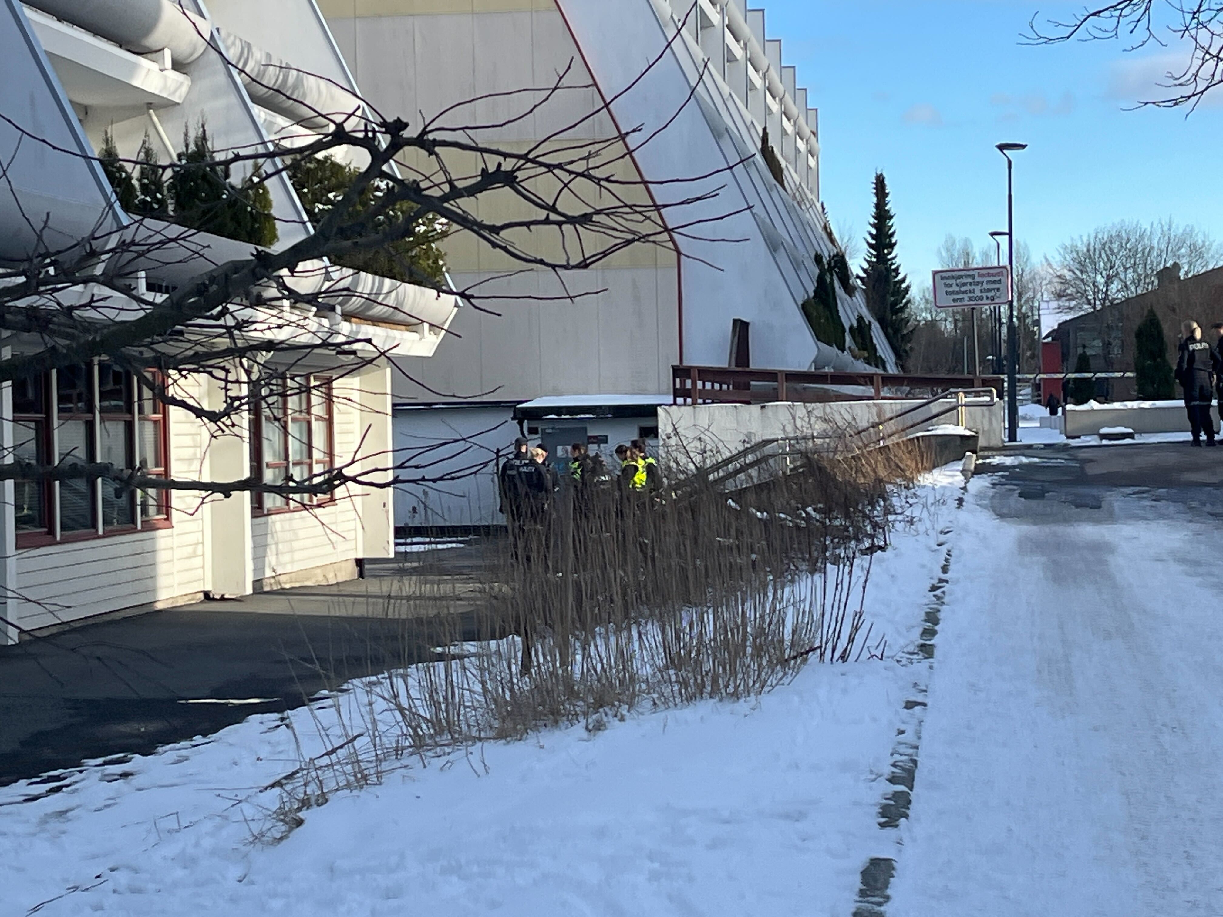 FORHOLDSVIS ROLIG: Det er like før klokka 16.00 temmelig rolig på Stovner etter at en person ble knivstukket rundt 15.15-tida.
