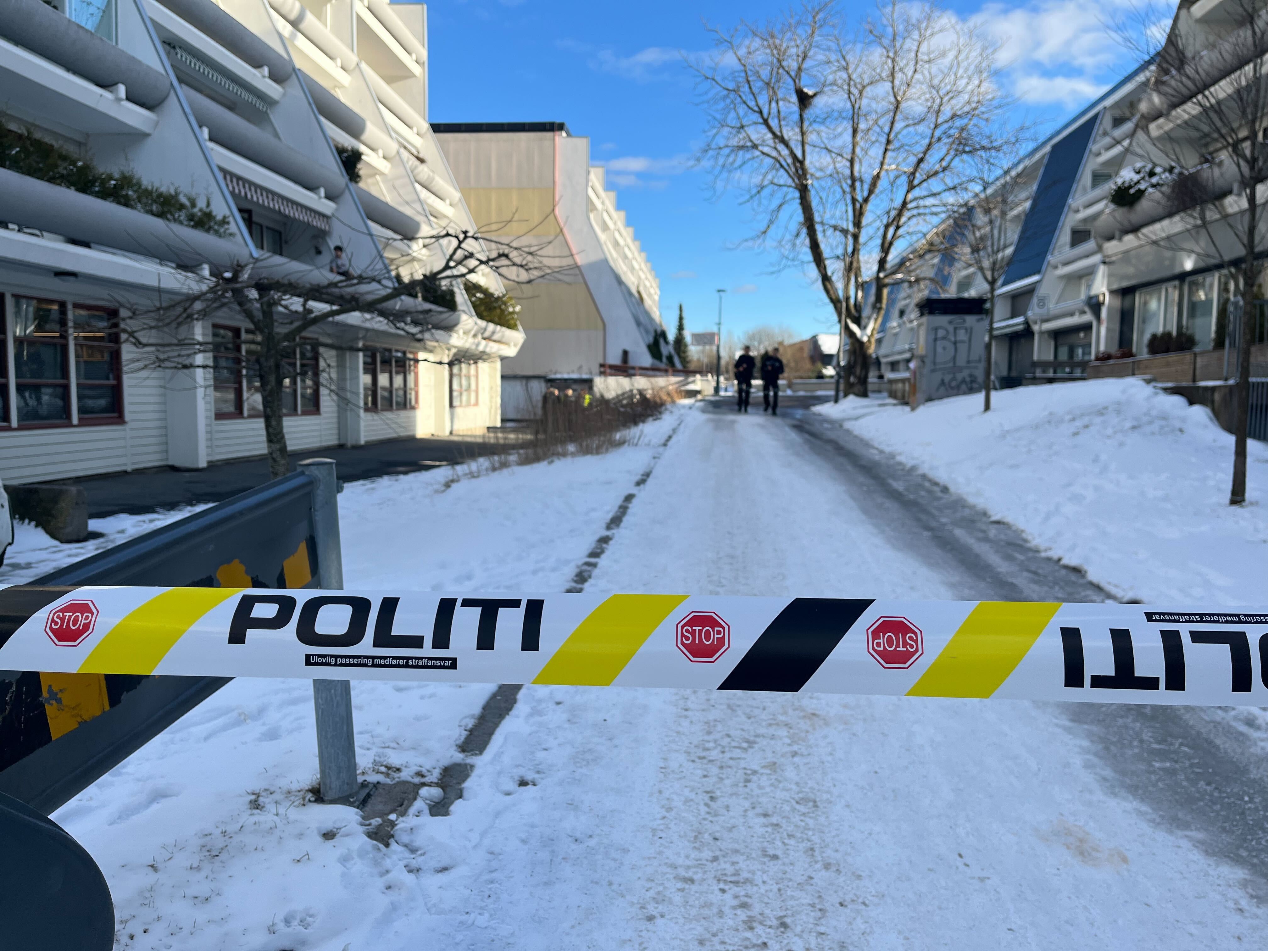 OMRÅDE SPERRET AV: Et større område mellom terrasseleilighetene og Stovner senter er sperret av i forbindelse med knivstikkingen torsdag.