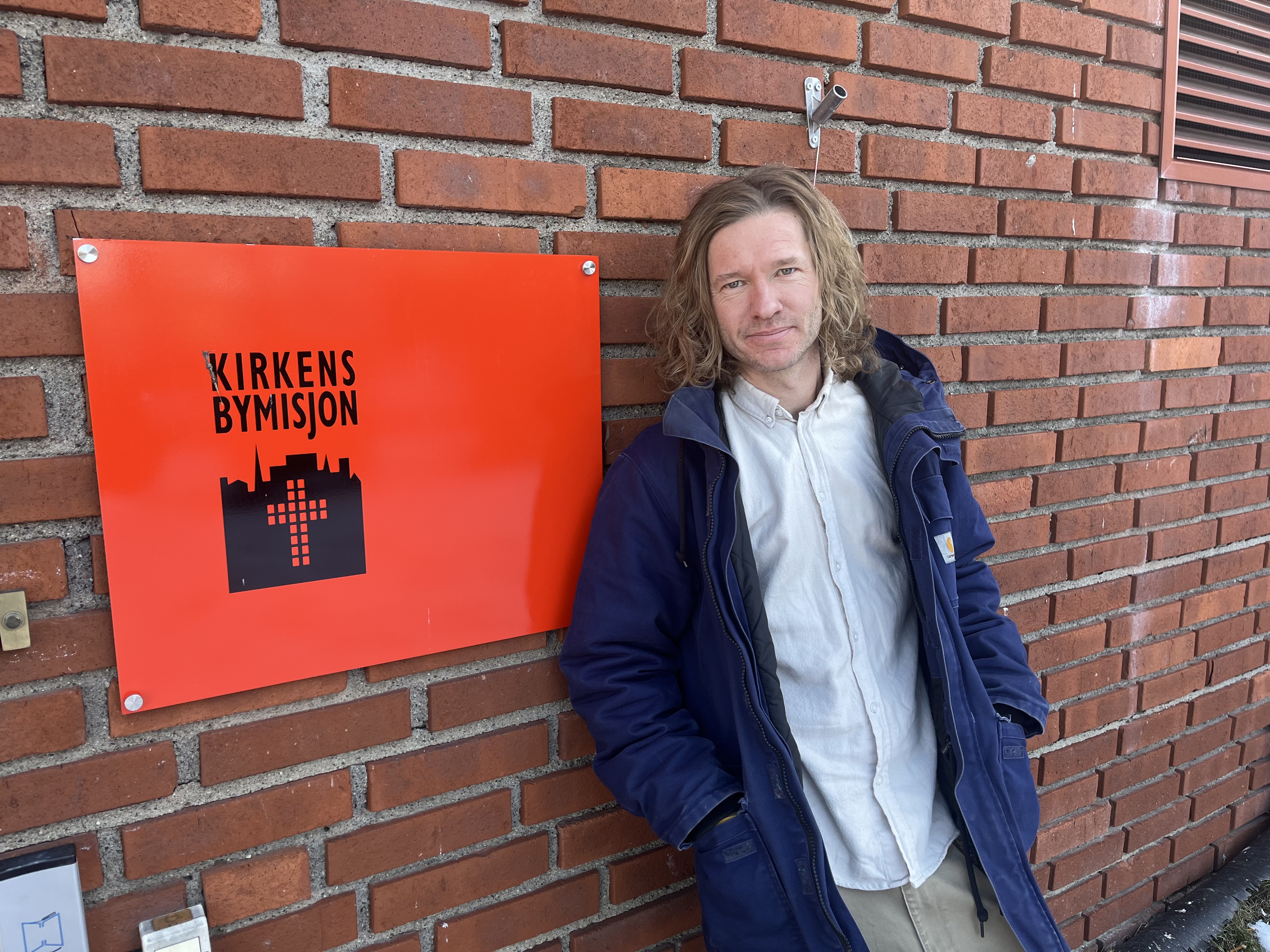 Her står Bjørn Ander utenfor lokalet til Kirkens Bymisjon ved Fossum kirke på Stovner. Stedet har flere positive initiativer for å styrke tilbudene i bydelen.
