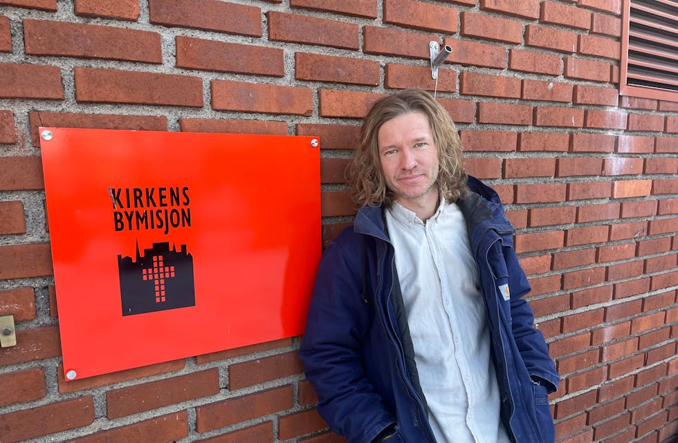 Her står Bjørn Ander utenfor lokalet til Kirkens Bymisjon ved Fossum kirke på Stovner. Stedet har flere positive initiativer for å styrke tilbudene i bydelen.