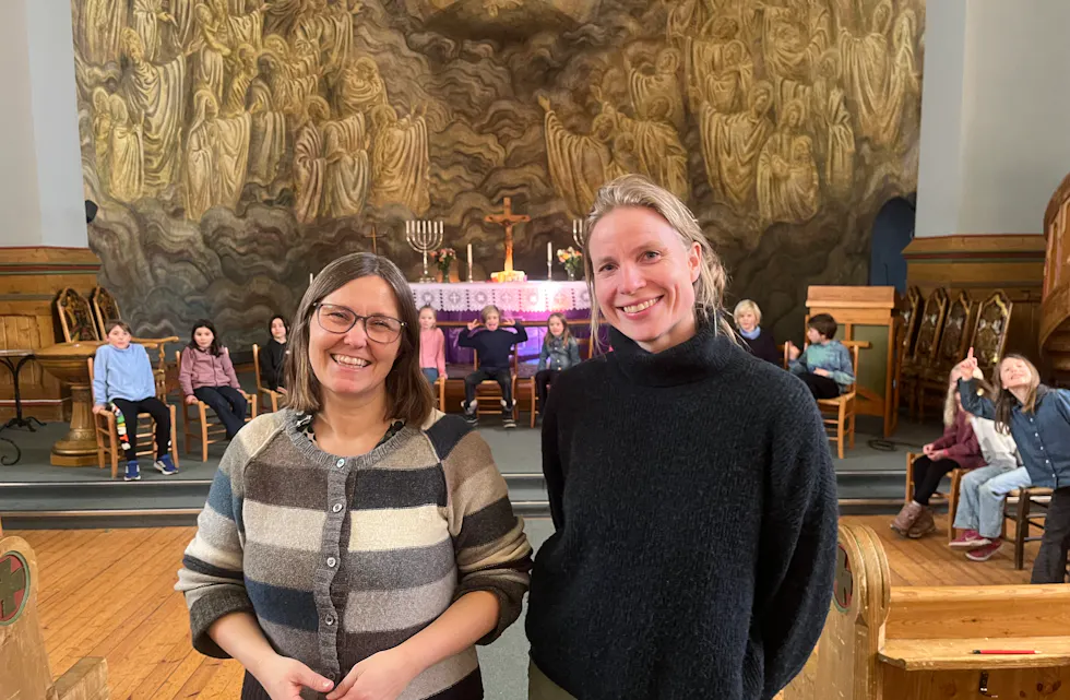 Dirigent og kunstnerisk leder i Det Norske Jentekor Anne Karin Sundal-Ask (t.v) og dirigent i Rødtvet skolekor Ingrid Stige.