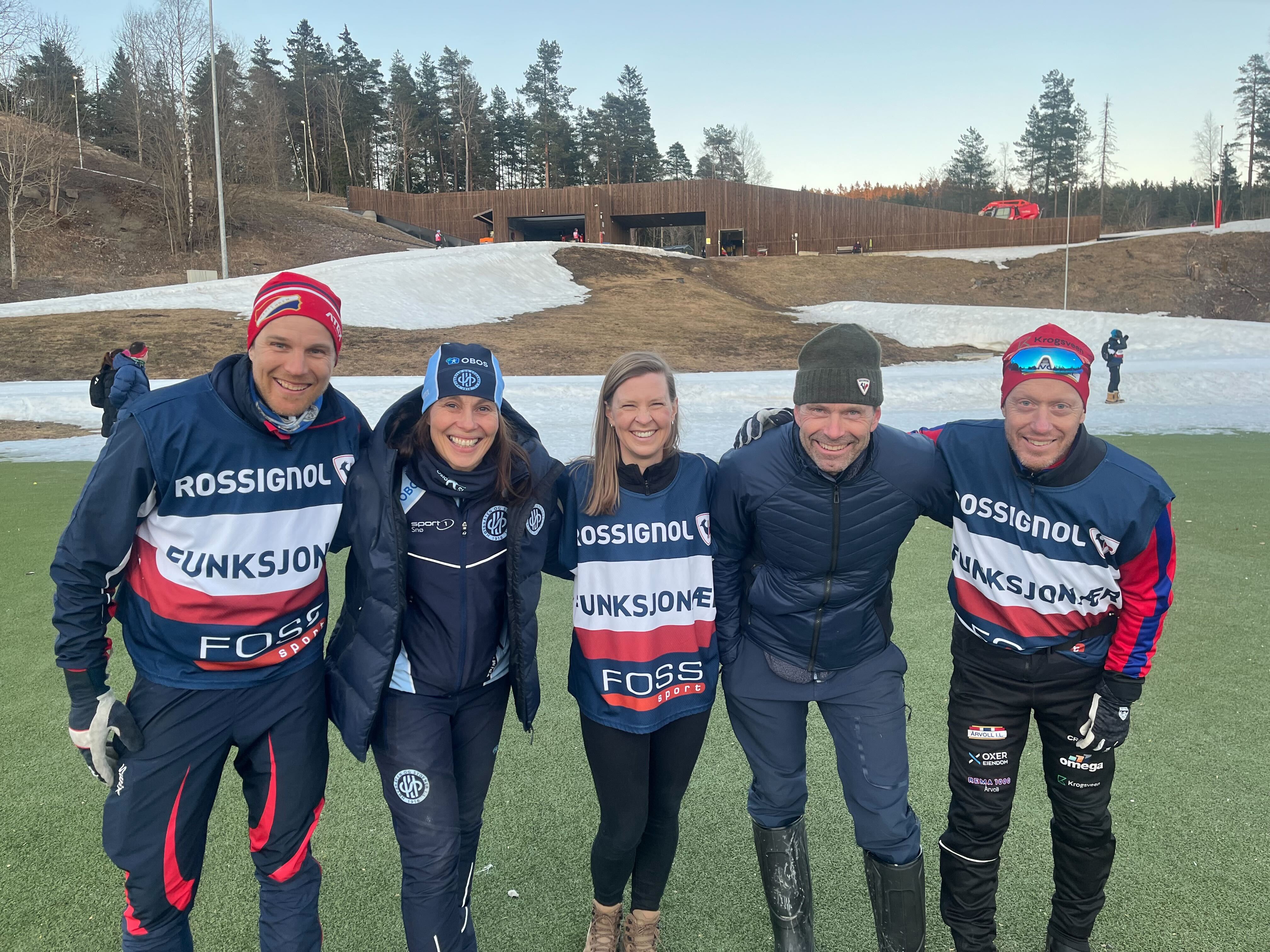 GODT SAMARBEID: Anders Fiskvik (Hasle-Løren) (f.v.), Line Nesbakken (Høybråten og Stovner), Tirill Friid-Hauglund (Lillomarka skiklubb), Øyvind Mobakken (Lillomarka skiklubb) og Tore Bjonviken (Årvoll) samlet foran en snøknapp Lillomarka arena. Likevel gikk Groruddalsmesterskapet så det suste.