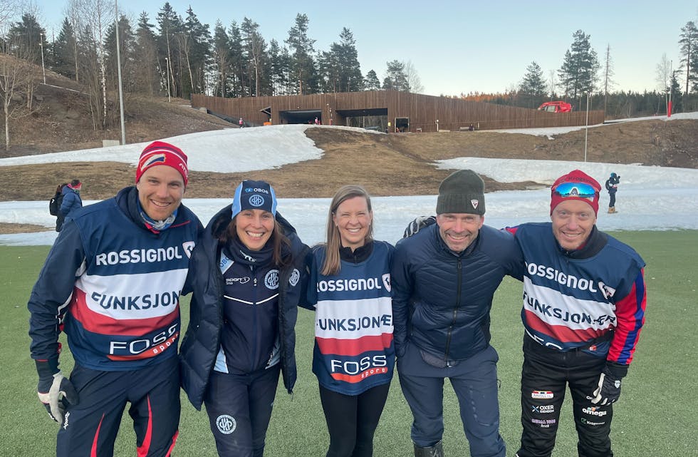 GODT SAMARBEID: Anders Fiskvik (Hasle-Løren) (f.v.), Line Nesbakken (Høybråten og Stovner), Tirill Friid-Hauglund (Lillomarka skiklubb), Øyvind Mobakken (Lillomarka skiklubb) og Tore Bjonviken (Årvoll) samlet foran en snøknapp Lillomarka arena. Likevel gikk Groruddalsmesterskapet så det suste.